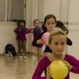 Le bambine cominciano gli esercizi con la palla, uno dei cinque attrezzi usati nelle coreografie di ginnastica ritmica